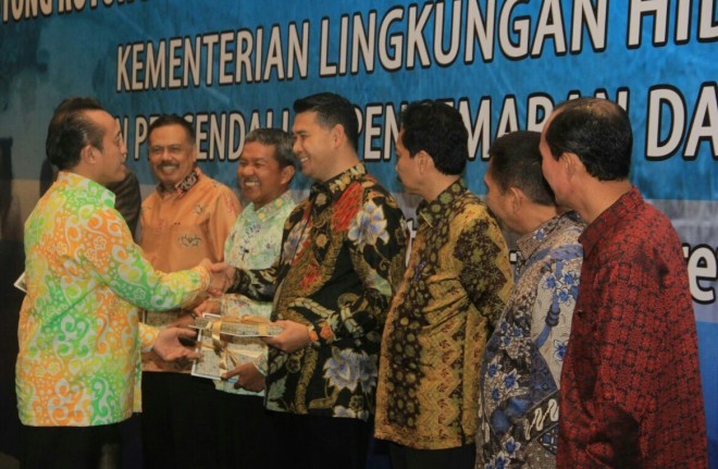 Secara simbolis, Walikota Jambi, terima alat canggih pengukur ISPU